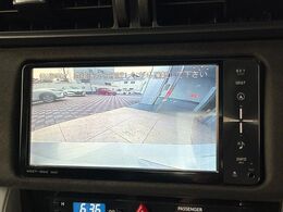 【バックカメラ】駐車時に後方がリアルタイム映像で確認できます。大型商業施設や立体駐車場での駐車時や、夜間のバック時に大活躍！運転スキルに関わらず、今や必須となった装備のひとつです！