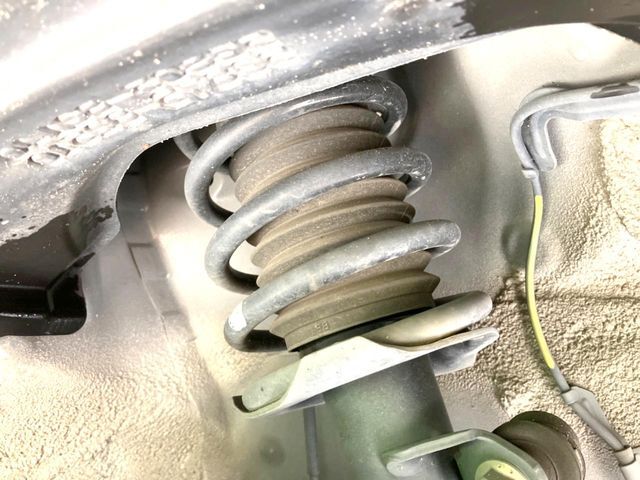 お車を安心してお乗りいただく為には、足回りの定期点検が欠かせません。サービスサポート（有償保証）では無料点検もご提供しており、安心のカーライフをお過ごしいただけるサポート体制が整っています。