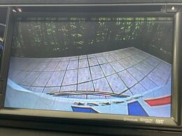 【バックカメラ】駐車時に後方がリアルタイム映像で確認できます。大型商業施設や立体駐車場での駐車時や、夜間のバック時に大活躍！運転スキルに関わらず、今や必須となった装備のひとつです！
