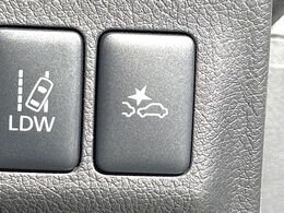 【三菱e-Assist】走行中に前方の車両等を認識し、衝突しそうな時は警報とブレーキで衝突回避と被害軽減をアシスト。より安全にドライブをお楽しみいただけます。