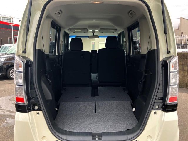 ★リアシートを倒すとこんなに広々としたラゲッジルームに早変わり♪大きな荷物のお買い物も安心ですね☆
