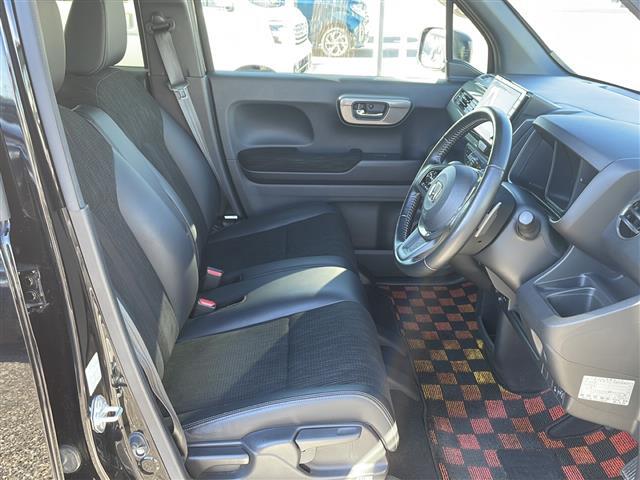 【CARMATEドライブレコーダー】走行中の車内外を360°撮影することができるので、通常のドラレコでは撮りきれない横方向からの突然の飛び出しや、後方からの無理な追い抜きなども逃さず記録します。