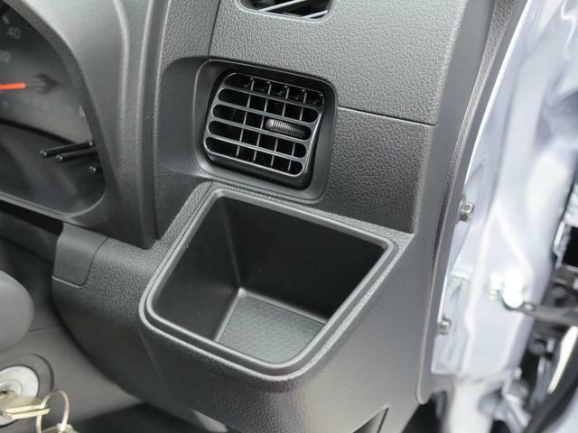 【据え置きカップホルダー】エアコン吹き出し口下部に設置されていますので使いやすさバッチリ！運転席から手の届くちょうどの位置です！