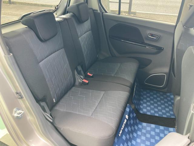 【リアシート】左右別々にスライド出来ます！シートを下げると足も組めちゃいます♪