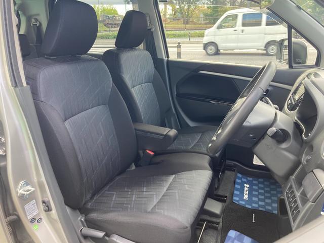 【フロントシート】インパネにシフトが付いているので足元広々！運転席から助手席の移動も楽々♪どちらからでも乗り降り出来るので、狭い場所の乗り降りも楽ちんですよ♪