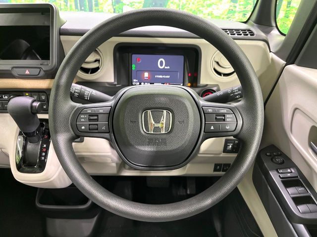 インテリアに合わせたデザインのステアリングは、運転される方のことも考え、運転しやすい形状、大きさです。是非一度、実際に触ってお確かめください。