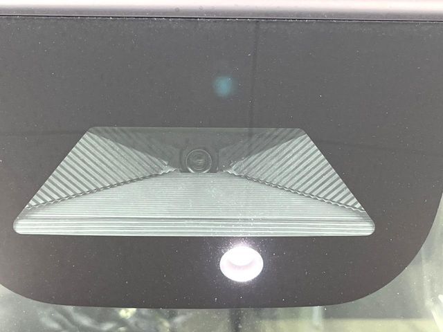 【ホンダセンシング】走行中に前方の車両等を認識し、衝突しそうな時は警報とブレーキで衝突回避と被害軽減をアシスト。より安全にドライブをお楽しみいただけます。