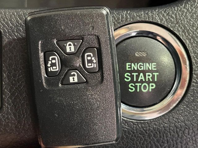 【スマートキー】カバンやポケットに入れたままでもドアの施錠・解錠が可能なスマートキーを装備。エンジンのオン・オフ時もカギを取り出す必要が無いからとっても便利です♪