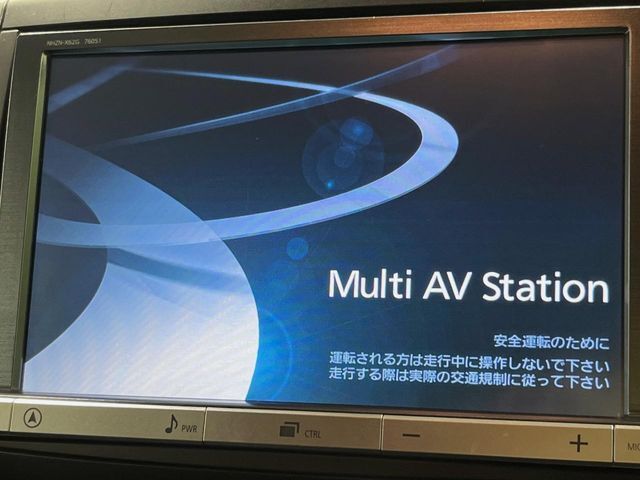 【大画面ナビ】人気の大型8インチナビを装備。存在感のある大画面はインパクト大！ナビ利用時のマップ表示は見やすく、テレビやDVDは臨場感がアップ！いつものドライブがグッと楽しくなります♪