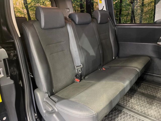 後部座席も気になるようなキズ・汚れやへたり等、大きなダメージはなく、良好な状態です。