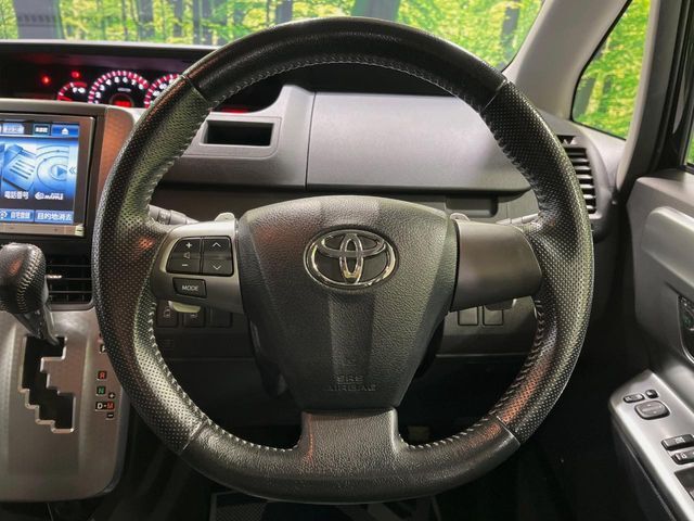 【パドルシフト】ハンドルから手を離さずに素早くシフトアップ＆ダウンができるので、エンジンブレーキを使う下り坂や高速道路の合流で加速したい場面で役立ちます。