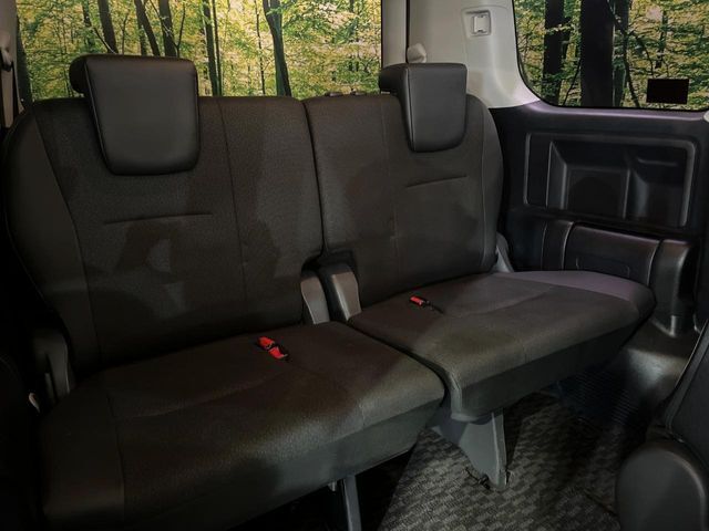 3列目シートはもちろん状態良好☆大人でもゆったりと座って頂けますので、大人数でのお出かけもラクラクです♪ご家族で、気の知れた仲間で、ドライブに行くのが楽しみですね♪