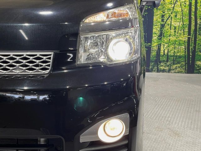 【HIDヘッドライト】非常に明るく前方を照らしてくれるので、悪天候や夜間の走行時も視界良好で安心してお乗りいただけます。