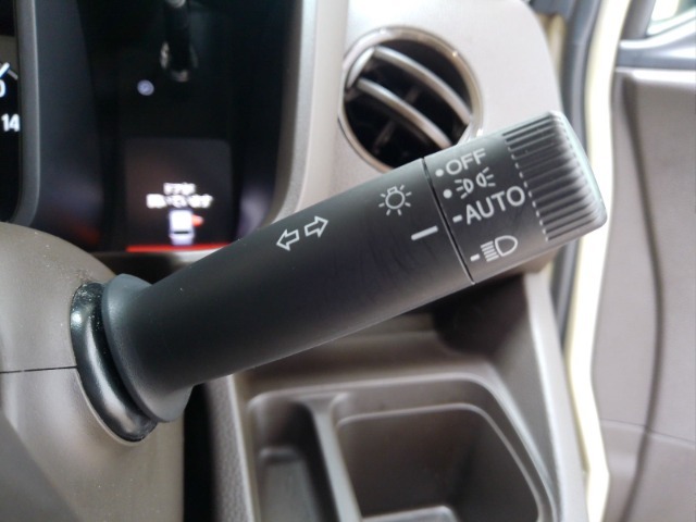 オートヘッドライト標準装備です。車外の明るさに応じて自動的にヘッドライトの点灯・消灯をしてくれます。トンネルの出入り口などで活躍してくれます。