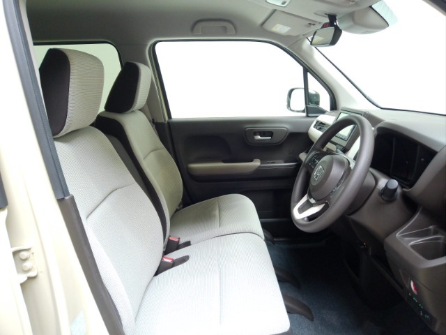 フロントベンチシートだから運転席助手席足元もゆったり広々快適です。助手席への移動も楽々です。