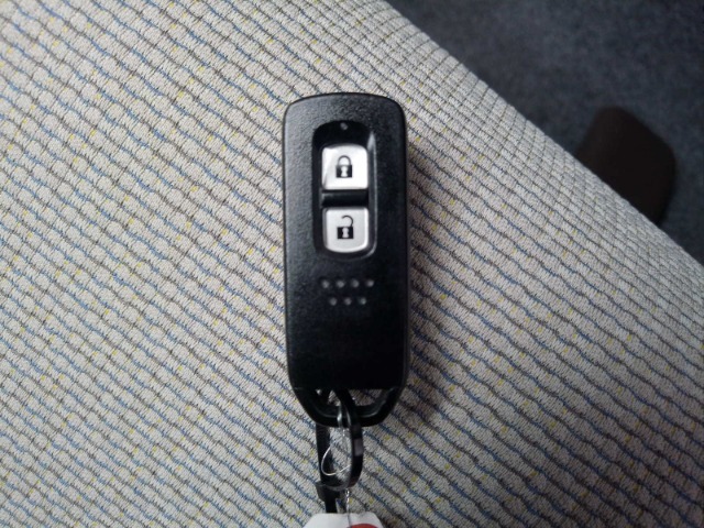 スマートキー標準装備です。キーをポケットに入れたままでもドアのロック＆アンロックができ、雨の日や夜間、荷物の多い時に鍵穴を探さずに済むので大活躍です。