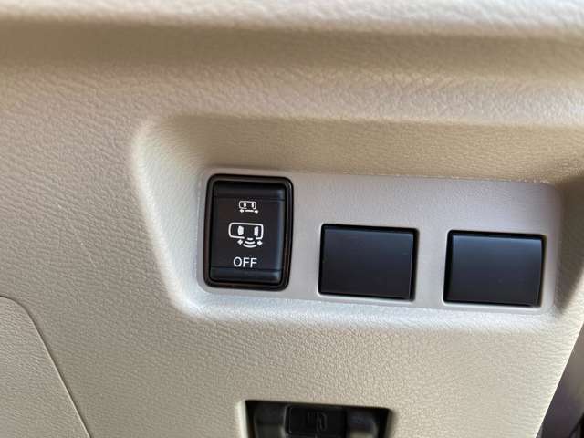 荷物で両手が塞がっていても足をかざして開閉可能になるハンズフリーオートスライドドアが装備