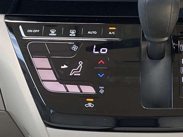 オートエアコン搭載車です。風量を自動で調節します。