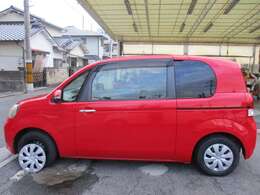 左側は大きなスライドドア一枚です。