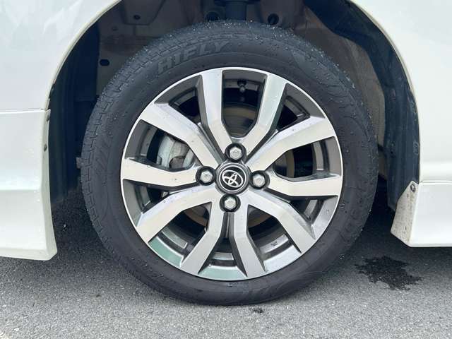 【　アルミホイール　】専用のアルミなので、お車のイメージにぴったり！！社外のアルミやスタッドレスタイヤも取り扱いございます！！ドレスアップもカスタマイズもお任せください！！