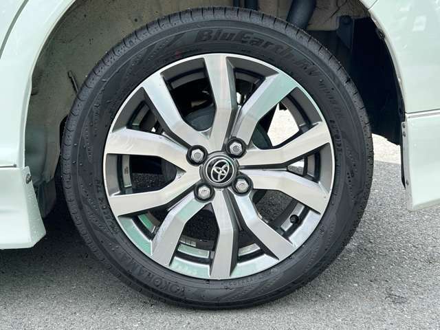 【　アルミホイール　】専用のアルミなので、お車のイメージにぴったり！！社外のアルミやスタッドレスタイヤも取り扱いございます！！ドレスアップもカスタマイズもお任せください！！