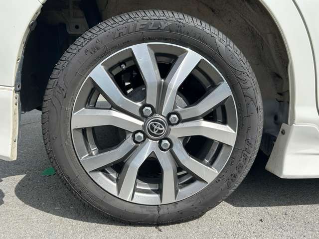 【　アルミホイール　】専用のアルミなので、お車のイメージにぴったり！！社外のアルミやスタッドレスタイヤも取り扱いございます！！ドレスアップもカスタマイズもお任せください！！