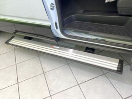 【電動サイドステップ】車高の高いお車でも、これがあれば小さいお子様の乗り降りも楽々♪スライドドアと連動して作動する為、煩わしい操作は不要です！