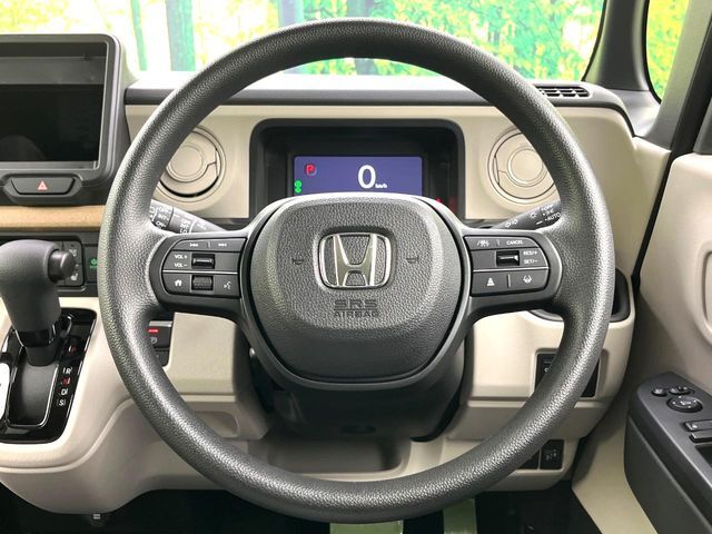 インテリアに合わせたデザインのステアリングは、運転される方のことも考え、運転しやすい形状、大きさです。是非一度、実際に触ってお確かめください。