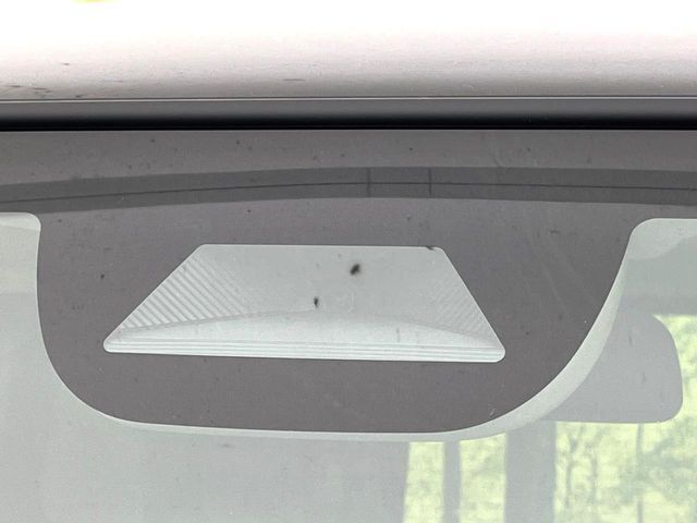【ホンダセンシング】走行中に前方の車両等を認識し、衝突しそうな時は警報とブレーキで衝突回避と被害軽減をアシスト。より安全にドライブをお楽しみいただけます。