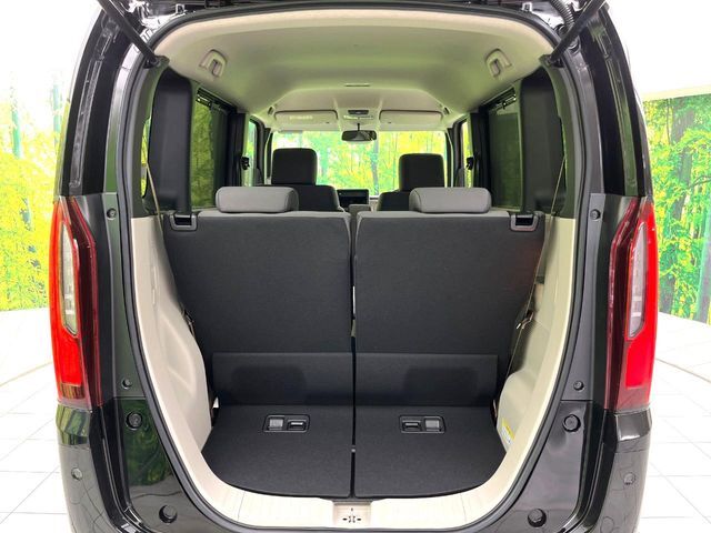 普段のお買い物や通勤、送迎等に十分な荷室スペースを確保しております。セカンドシートを倒すと、大きな荷物の積載も可能です♪
