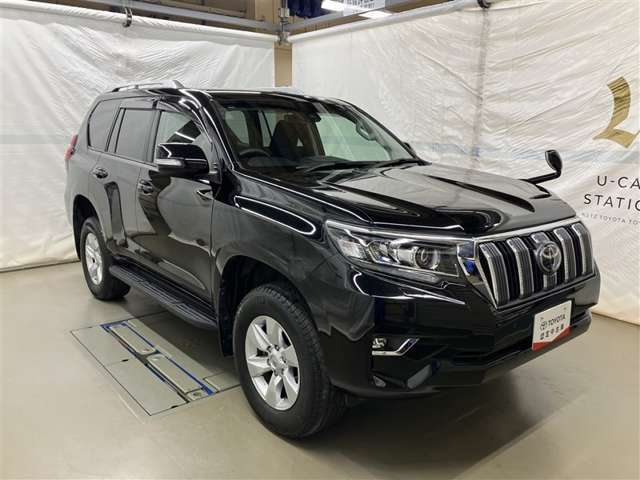 広々とした車内空間に優れた燃費性能。更にデザインも上質で人気のお車です！