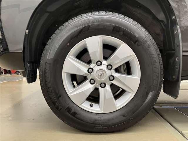 スポーティな印象を与える純正ホイールです。どこまでも走っていきたくなるようなデザインですね♪