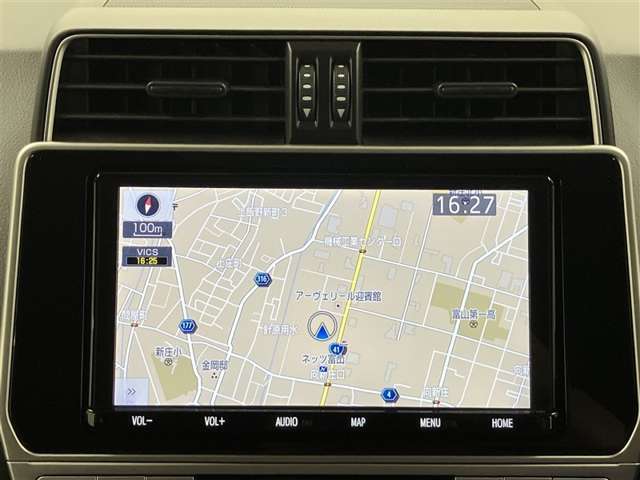 ナビを装備。タッチパネル式で使いやすく、お出かけもラクラクです。