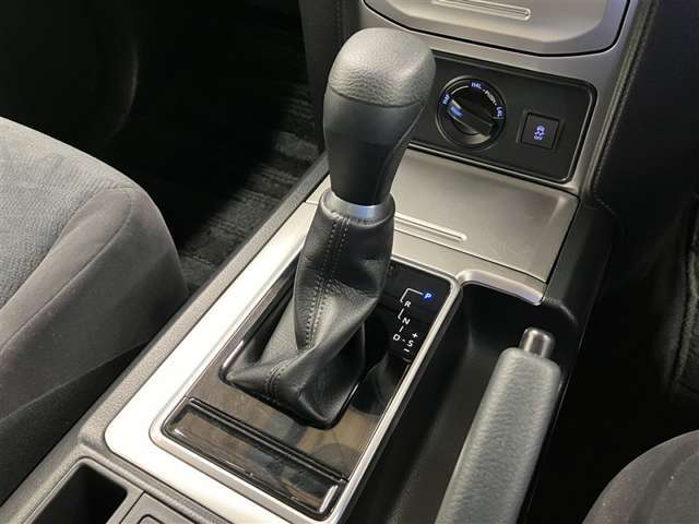 シンプルで操作性の良いゲート式フロアシフト！シフト操作もらくらく！