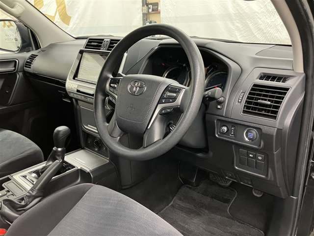 ステアリングスイッチ付き。前方から目を離すことなく操作することが可能です。