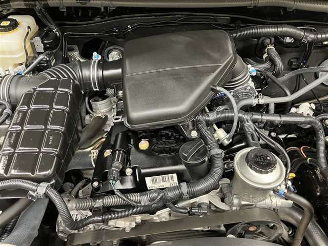 普段はあまり見ないエンジンルーム内も綺麗に仕上げています。見えないところも清潔に保ちたいですよね。