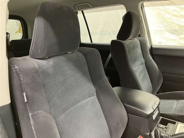 高いホールド性で運転姿勢が安定します。長距離ドライブでも疲れにくいのが魅力です。