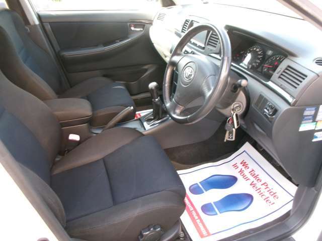 内装も大変きれいな状態が保たれております！粗悪なタバコ臭やペット系の異臭も特にございません！安心安定の純正ルックが保たれております。目立った欠損箇所もなく心地好い車内コンディションが保たれております。