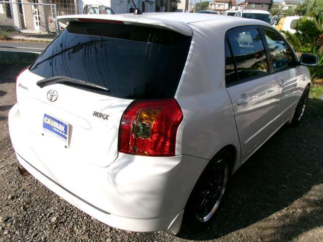 こちら側も大変きれいな状態が保たれております。弊社ではお車のプライスに差別する事無く1台1台丁寧に仕上げております。また、全国陸送納車も喜んで承ります。ご不明点やご要望はお気軽にご相談下さいませ。