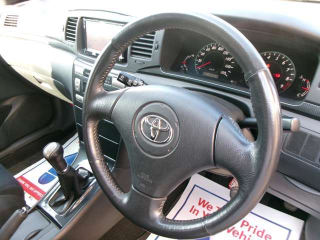 ご覧のとおり純正レザーステアリングのコンディションは目立ったスレやテカリ等の不具合は無く質感、握り心地共に良好です！信頼の禁煙車クオリティな質感をご堪能頂けます。