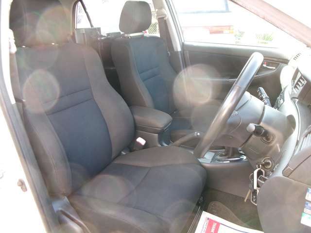 さすがの禁煙車と言ったところでしょうか。ご覧のとおりシートのコンディションも良好です。目立った使用感や焦げ穴、破れ等の不具合も一切ございません。キレイ好きな方も安心してお乗り頂けます。