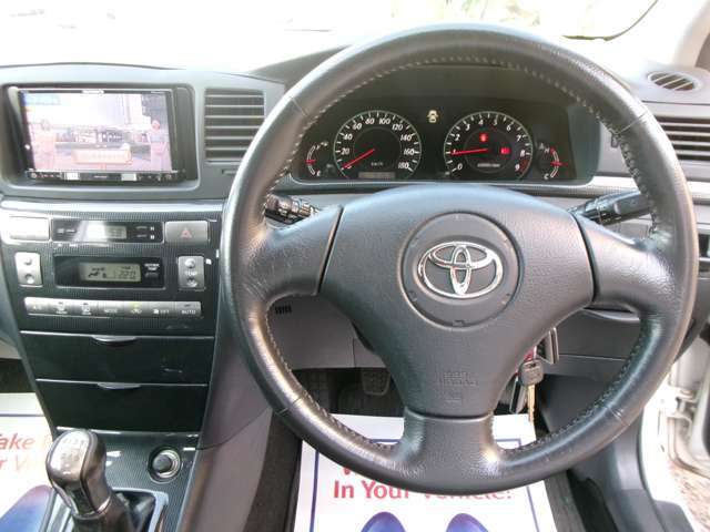 安定感のあるコックピット周りです。オリジナルのコンディションが保たれております。純正レザーステアリングも握り心地は良好です。特にインパネ周りも欠損や破損箇所も見受けられませんのでご安心下さいませ。