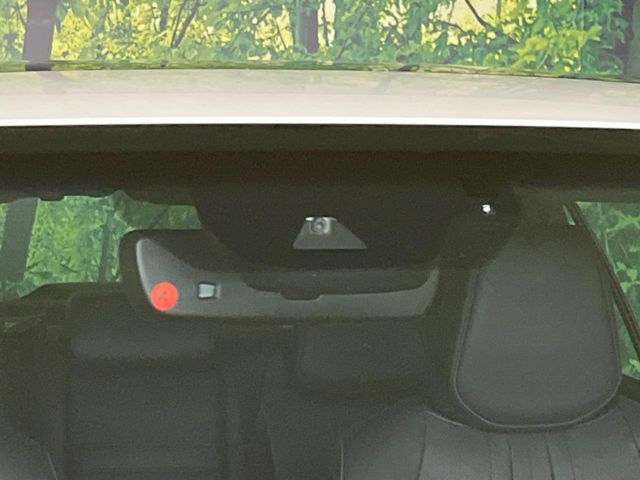 【トヨタセーフティセンス】走行中に前方の車両等を認識し、衝突しそうな時は警報とブレーキで衝突回避と被害軽減をアシスト。より安全にドライブをお楽しみいただけます。