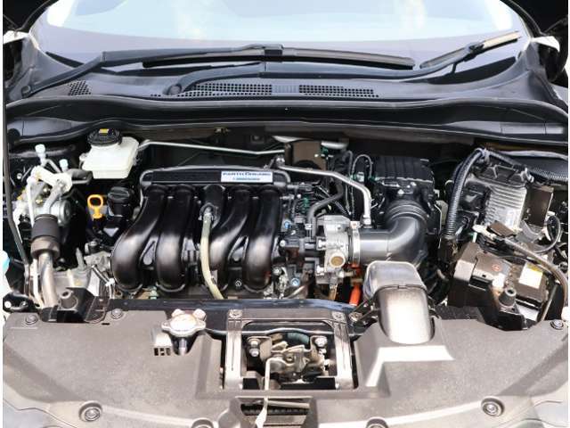 この車のエンジンルームです。