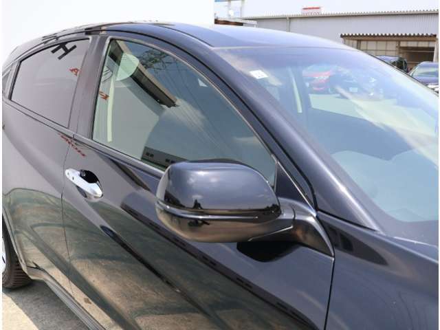 電動格納ミラーになっておりますので、車内からミラーの角度の調節、開いたり・格納ができて便利です♪