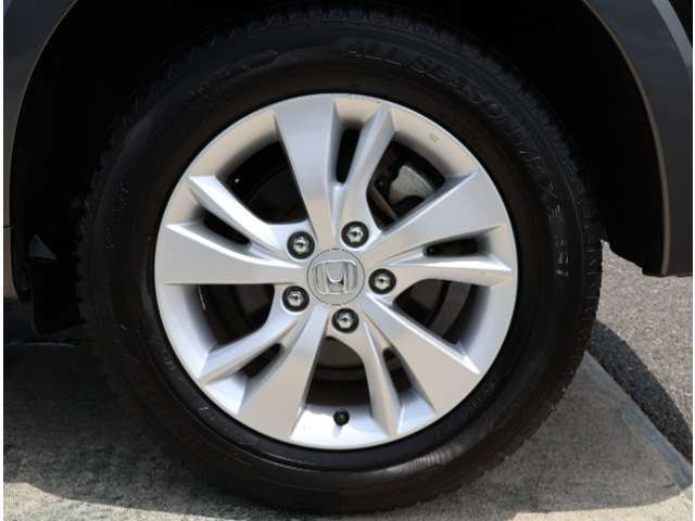 ◆純正のアルミホイールです！純正のいいところは車のデザインに合わせてアルミもデザインされていますので、相性がよく見た目も格好いいです。走行安定性も優れていますよ！◆