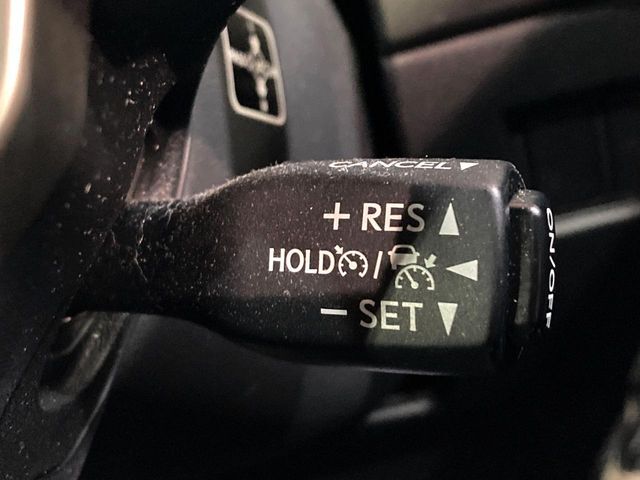 【レーダークルーズコントロール】高速道路での長距離走行が楽に！！自動で速度を保つクルーズコントロールが、衝突軽減システムと連携し、前方の車両を感知して車間を保つように速度調節してくれます！！