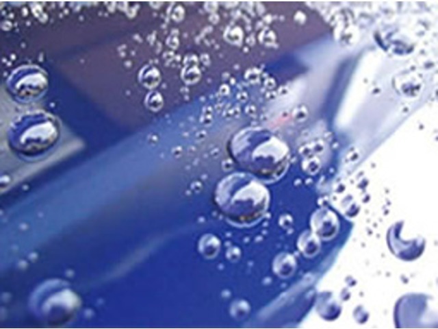 本格コーティングで撥水もツヤもバッチリ！ガラス系被膜で高レベルの撥水性。酸性雨や水アカからしっかりボディを守ります。施工後は汚れにくくお手入れもラクです。