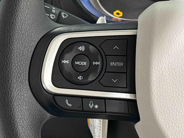 ナビゲーションやオーディオなどの操作がハンドルの手元でできるステアリングスイッチが付いてます