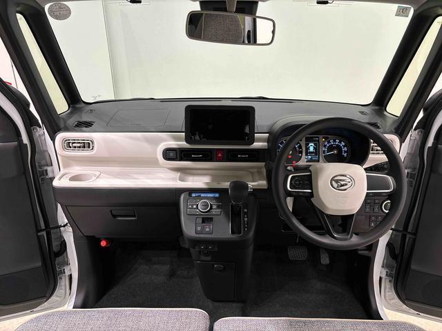 明るいコーディネートカラーに包まれた運転席空間。フロントガラス面積や位置取りが良く、Aピラーの内装色や形状にこだわることで前方・右前・左前方向の視認性がいいですよ！